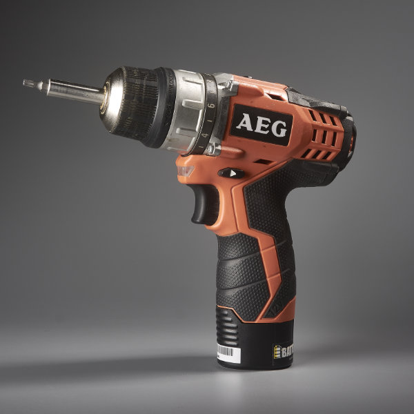 skruvdragare mot grå bakgrund