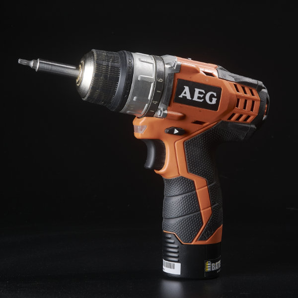 skruvdragare mot svart bakgrund