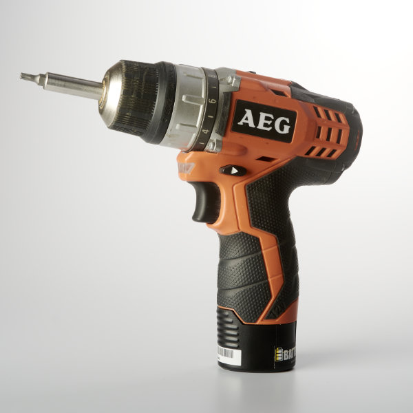 skruvdragare mot vit bakgrund