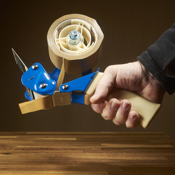 hand som håller en tejpmaskin